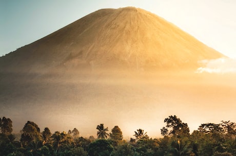 汤加火山爆发最新消息：飞沫喷出近300米高度，附INS风景图欣赏